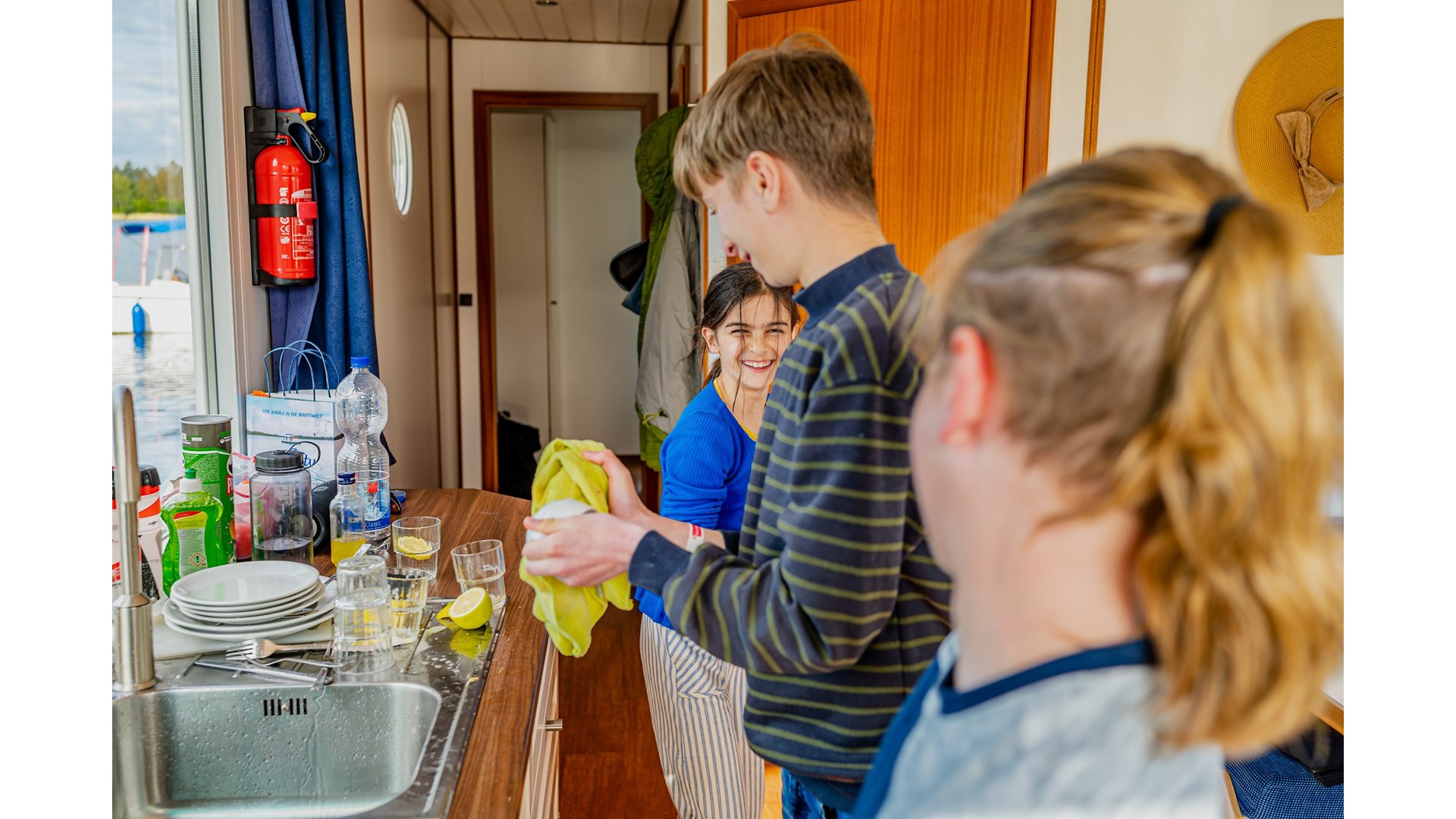 5993658290000107171_kinder_abwasch_hausboot