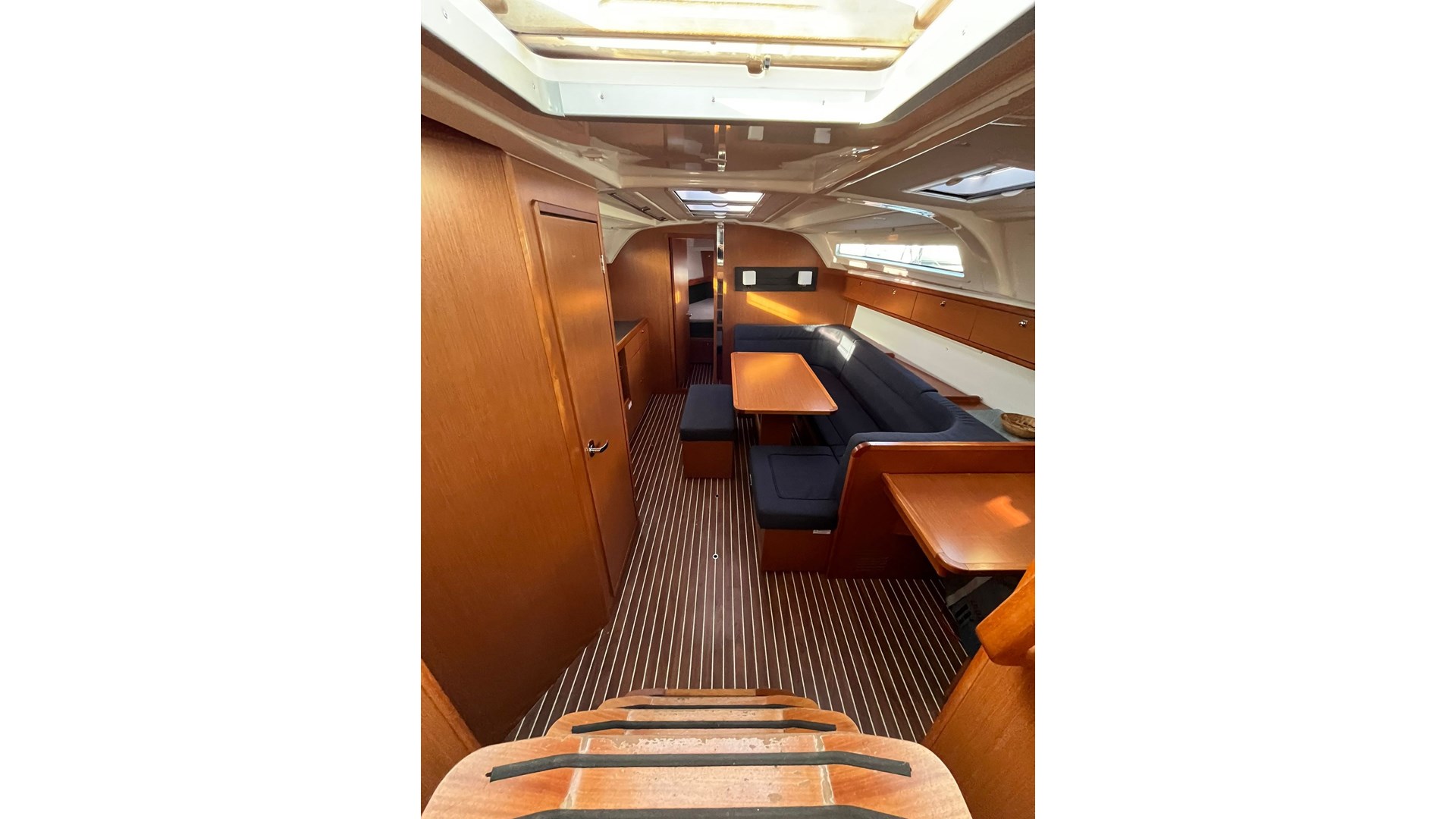 4445467410000100185_tonka-interior20