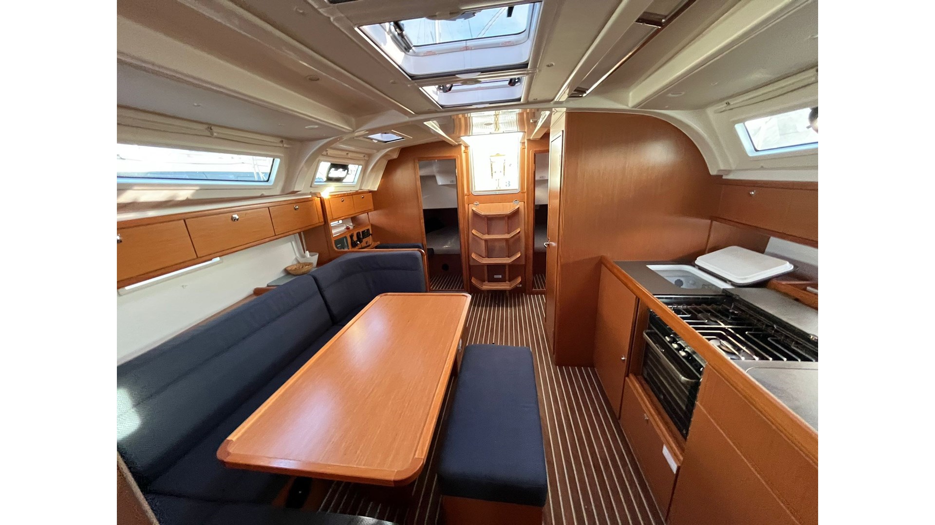 4445467590000100185_tonka-interior29