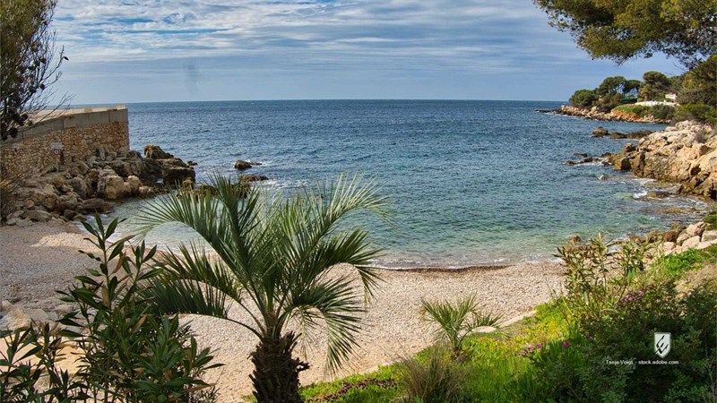 landschaft dorf stadt reise frankreich provence cote d'azur strand meer mittelmeer urlaub berge wald baum pinien ausblic