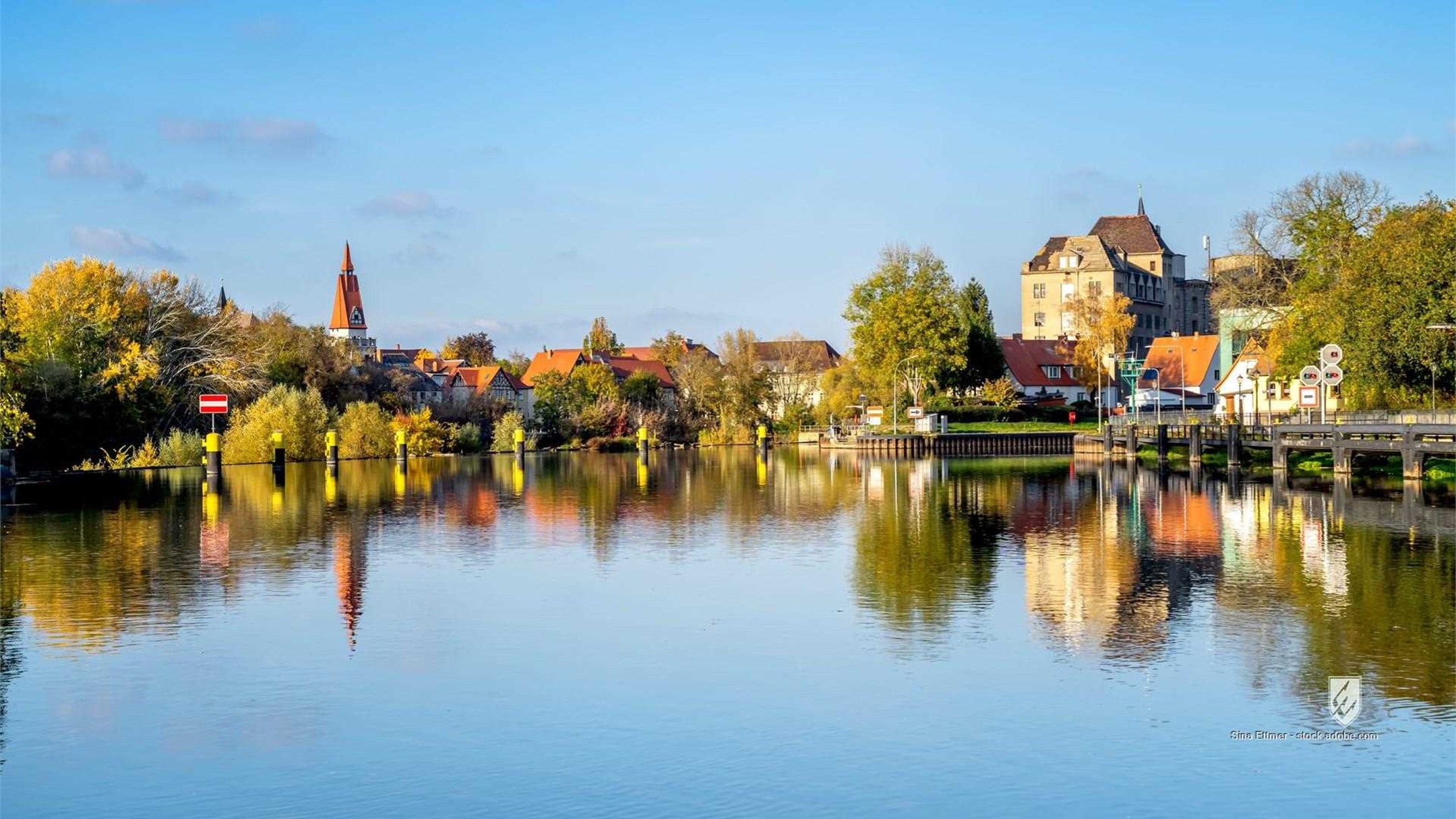 bernburg saale fluss schleuse ufer uferpromenade rathaus altstadt bauwerk landschaft natur panorama sachsen-anhalt