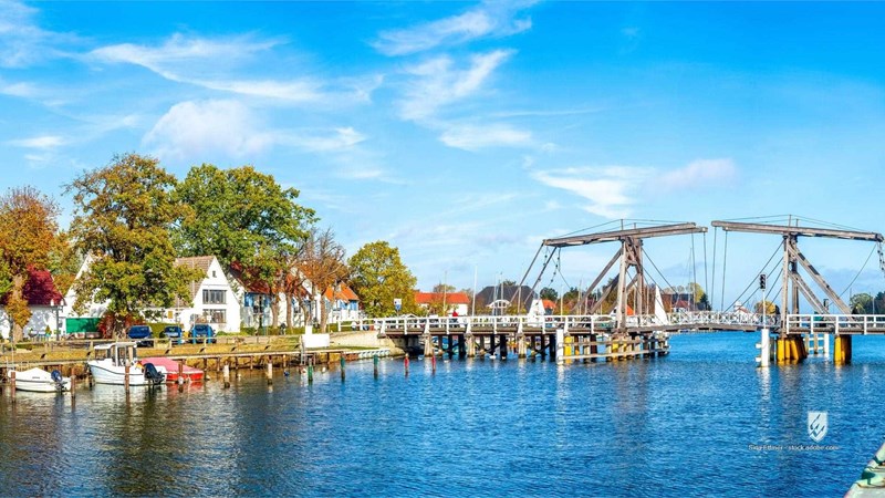 greifswald wieck ryck fluss boot wasser brücke klappbrücke marktplatz fischmarkt markt altstadt innenstadt rathaus