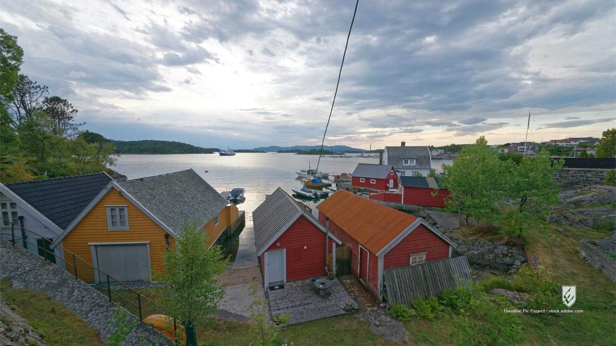 hjellestad bergen norwegen stadtteil ytrebygda stadtteil haus fjord boot bootshaus sommer wasser himmel wolken grün