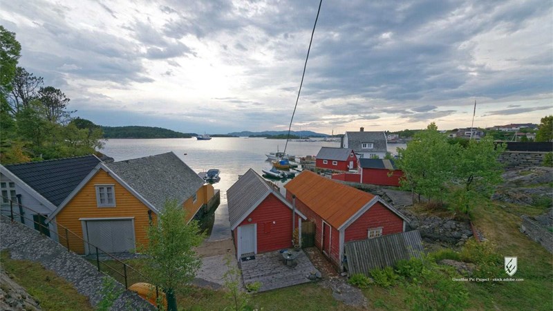 hjellestad bergen norwegen stadtteil ytrebygda stadtteil haus fjord boot bootshaus sommer wasser himmel wolken grün