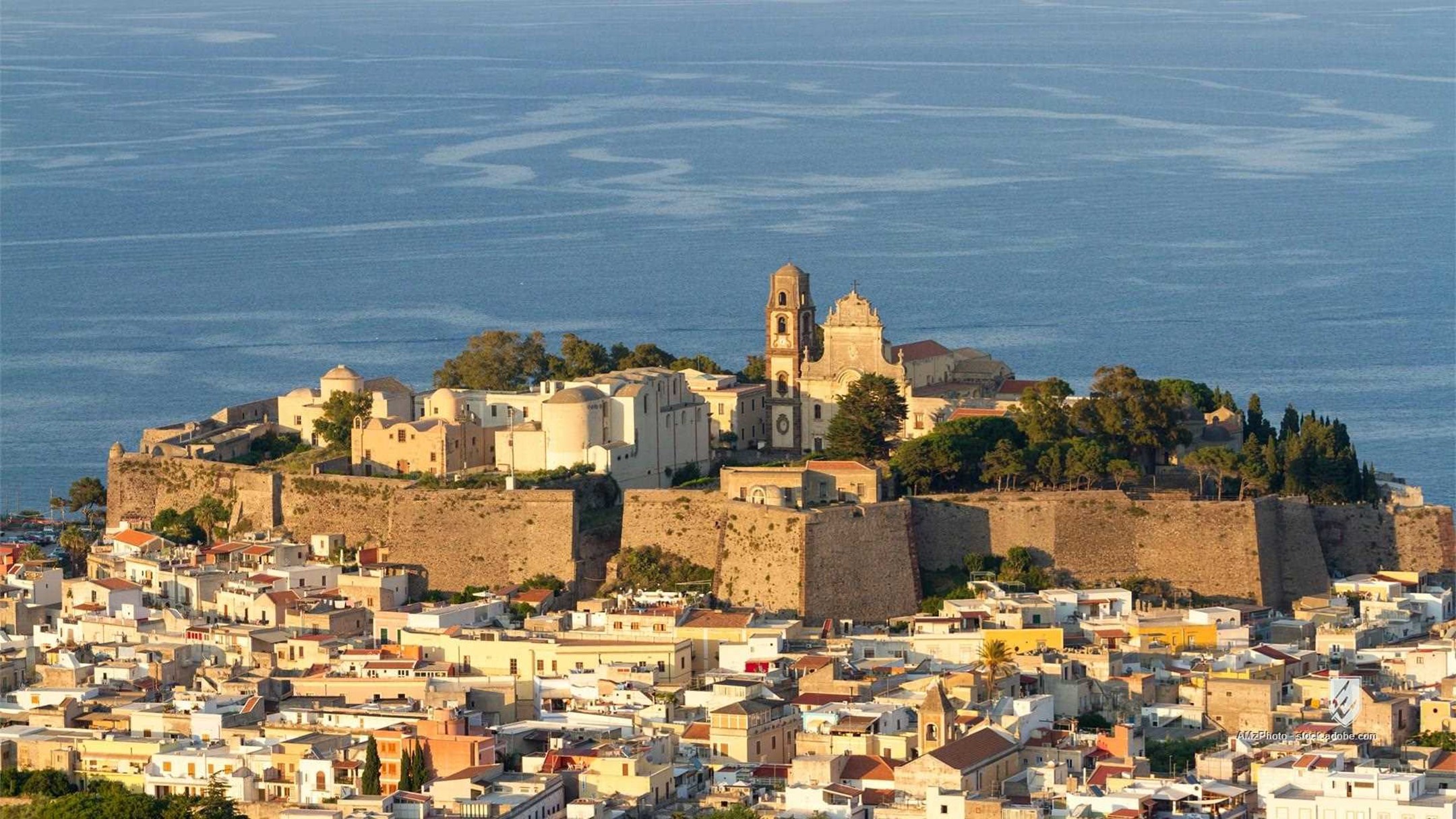 16. Jahrhundert 16th century Aeolian Islands Aussicht Burg Church City Wall Dorf Europa Europe Festung Fortaleza
