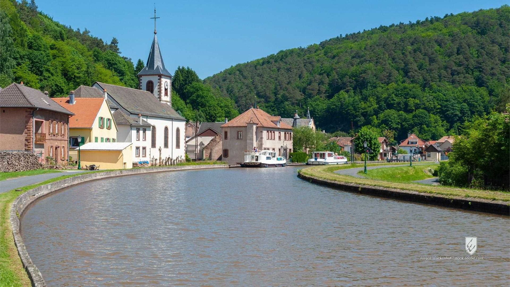 außen außerhalb bewaldet blau boot dorf draußen entspannung erholung europa europäisch ferien fluss frankreich hausboot