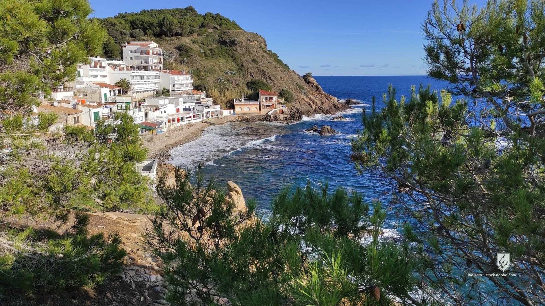 mar playa costa vista paisaje azul cielo mediterráneo rocas colina rocoso vegetación arena playa de guijarros casas