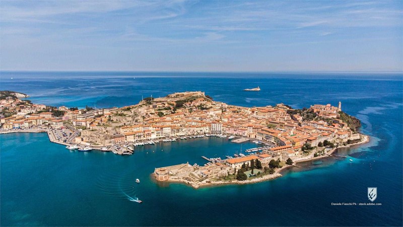 destination sail boat mediterranean sea isola d'elba archipelago elba island skyline tuscany cloud seashore province