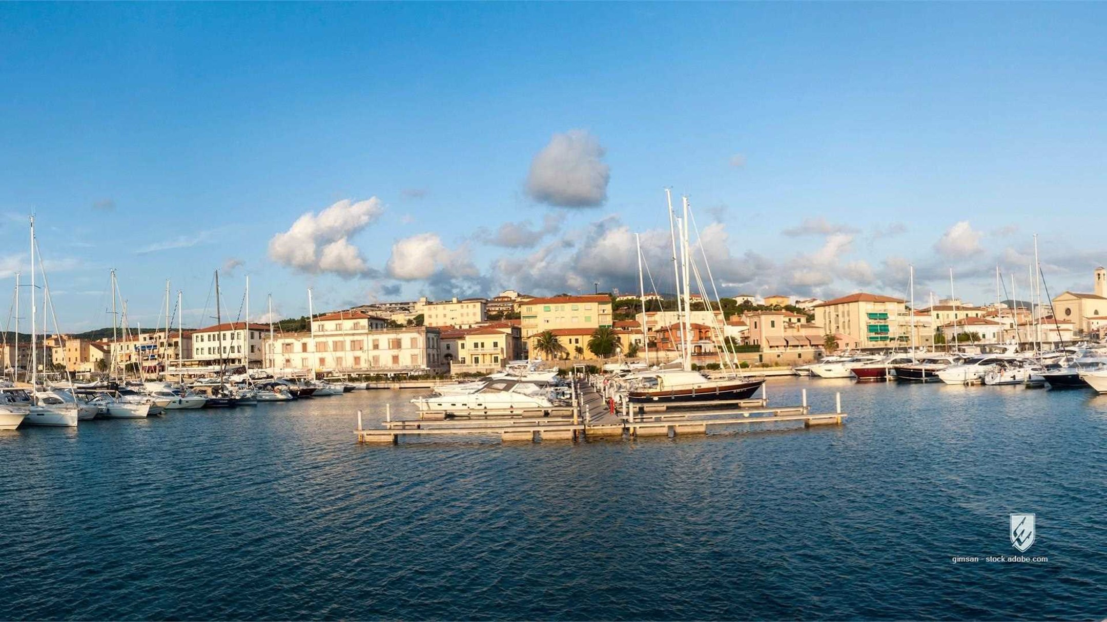 panorama porto san vincenzo toscana livorno barche maree imbarcazioni cielo sereno paese