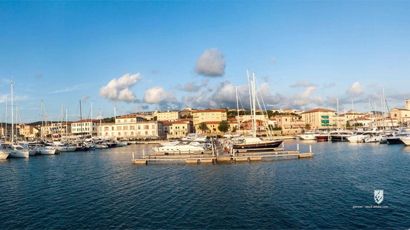 panorama porto san vincenzo toscana livorno barche maree imbarcazioni cielo sereno paese