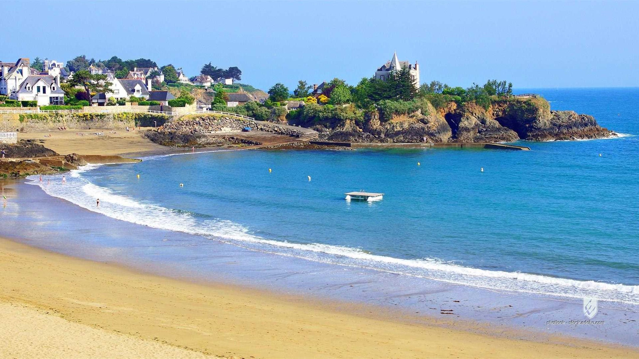 saint-quay-portrieux plage sable vacance bretagne france côte-d armor mer océan côte chateau