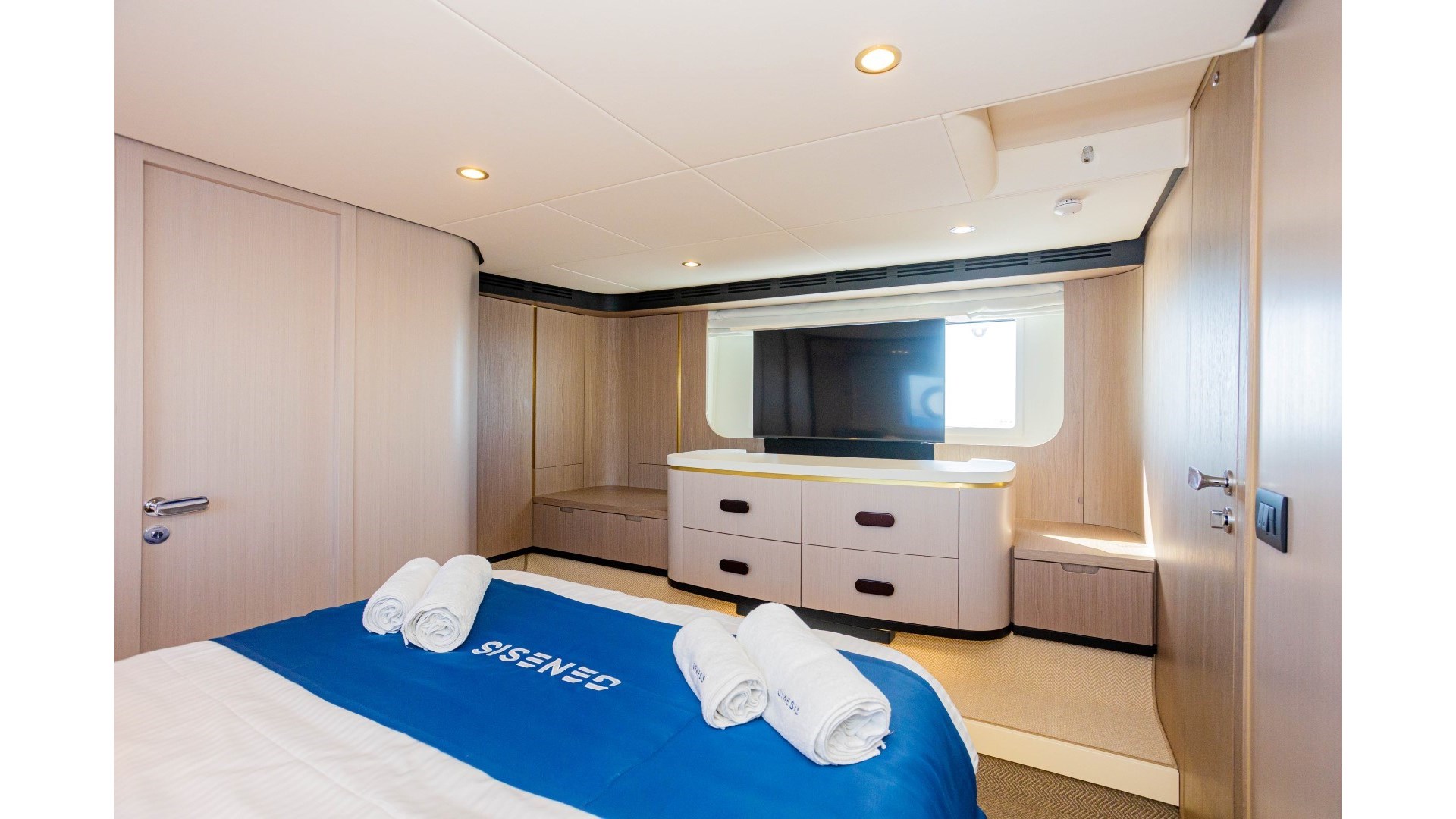 5345497530000104674_luxury-crewed-motor-yacht-azimut-60-fly-genesis-charter-croatia-53